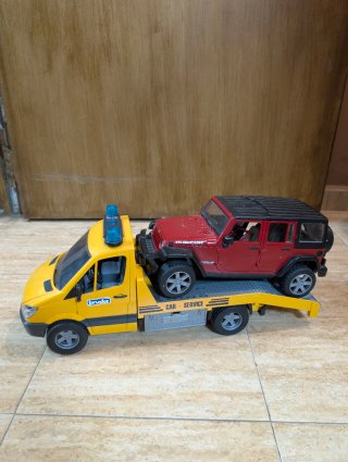 Camión grúa y Jeep de juguete