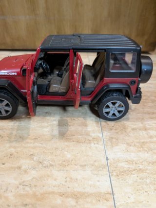 Camión grúa y Jeep de juguete