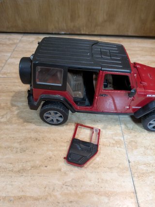 Camión grúa y Jeep de juguete