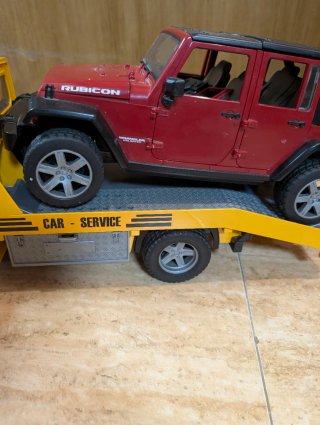 Camión grúa y Jeep de juguete
