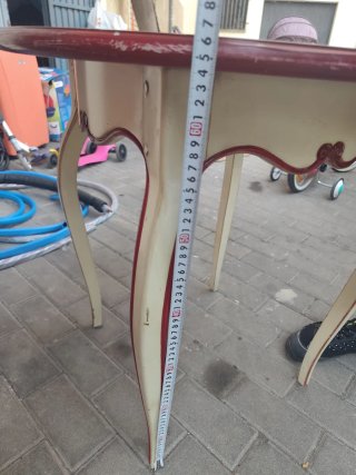 Mesa antigua de madera beige y roja