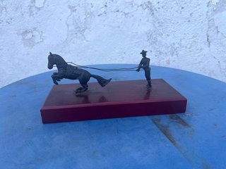 Figura de caballo y jinete