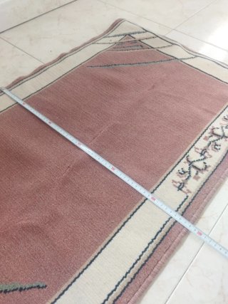 Alfombra rosa con diseño geométrico