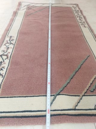 Alfombra rosa con diseño geométrico