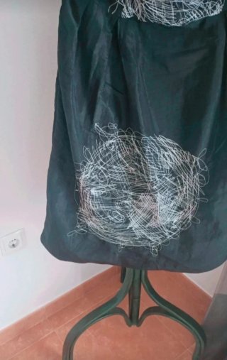 Vestido negro palabra de honor con estampado