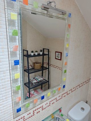 Lavabo de cristal con espejo y detalles