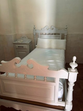 Cama, mesita, galería y armario madera maciza