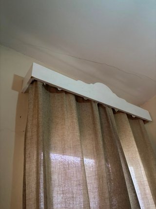 Cama, mesita, galería y armario madera maciza