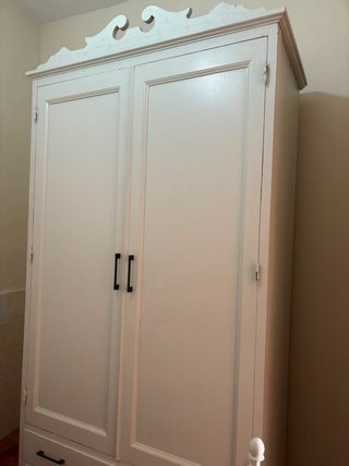 Cama, mesita, galería y armario madera maciza