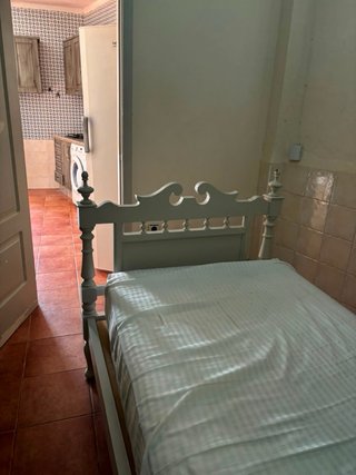Cama, mesita, galería y armario madera maciza