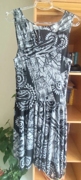 Vestido desigual estampado blanco y negro