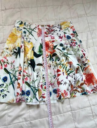 Gonna mini a ruota bianca con fiori di Bershka
