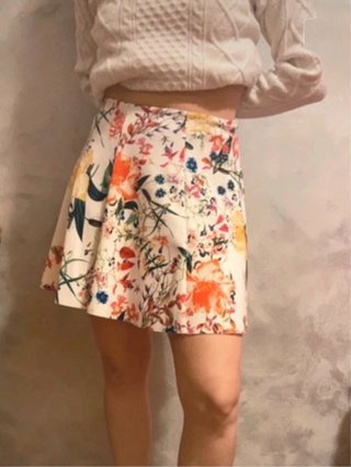 Gonna mini a ruota bianca con fiori di Bershka