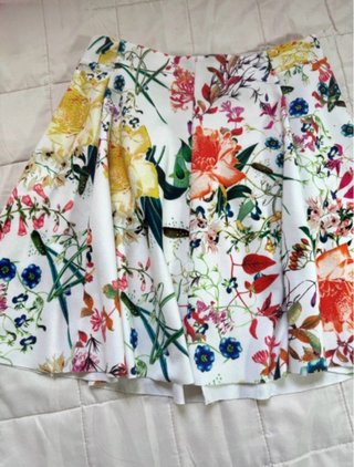 Gonna mini a ruota bianca con fiori di Bershka