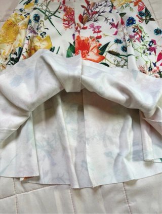 Gonna mini a ruota bianca con fiori di Bershka
