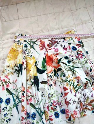 Gonna mini a ruota bianca con fiori di Bershka