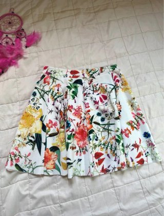 Gonna mini a ruota bianca con fiori di Bershka