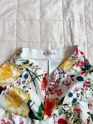 Gonna mini a ruota bianca con fiori di Bershka