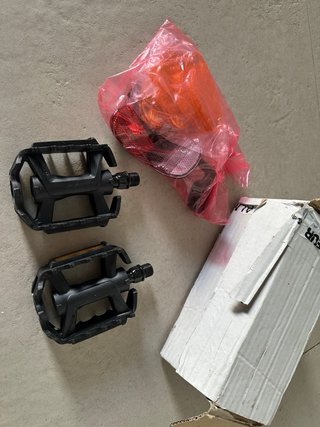Lote pedales y catadióptricos bicicleta
