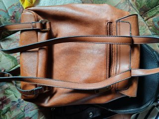 Mochila Marrón con Cadena Dorada