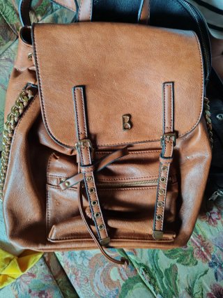 Mochila Marrón con Cadena Dorada