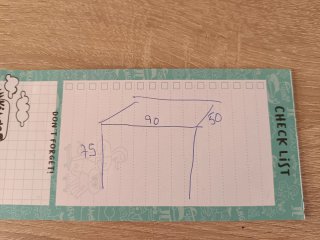 Escritorio con lámpara y estante