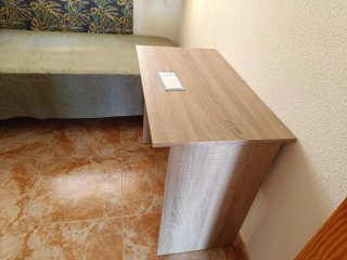 Escritorio con lámpara y estante