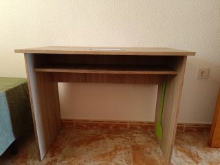 Escritorio con lámpara y estante