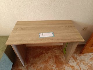 Escritorio con lámpara y estante