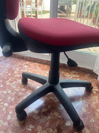 Silla de oficina roja con ruedas