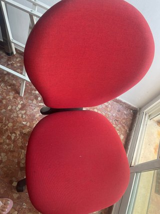 Silla de oficina roja con ruedas