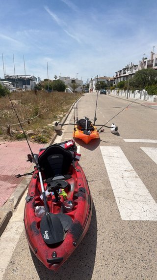 Kayak de pesca rojo