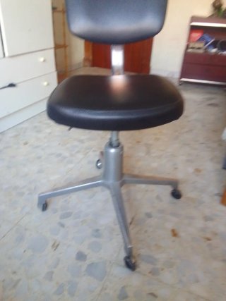 Silla giratoria de oficina negra