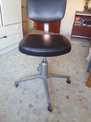 Silla giratoria de oficina negra