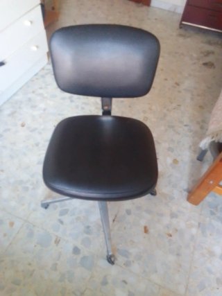 Silla giratoria de oficina negra
