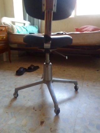 Silla giratoria de oficina negra