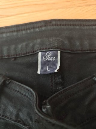 Pantalón vaquero negro tiro bajo.