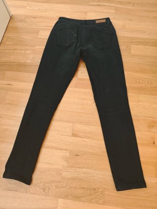 Pantalón vaquero negro tiro bajo.