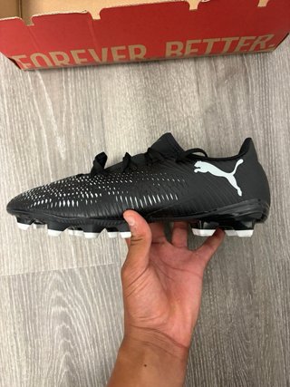 Botas de fútbol Puma negras y verdes