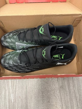 Botas de fútbol Puma negras y verdes