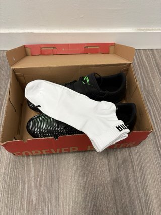 Botas de fútbol Puma negras y verdes