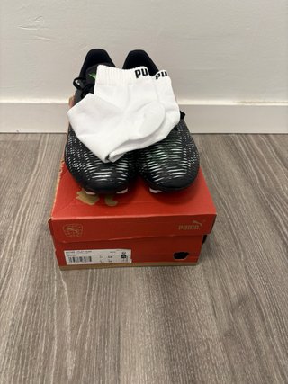 Botas de fútbol Puma negras y verdes