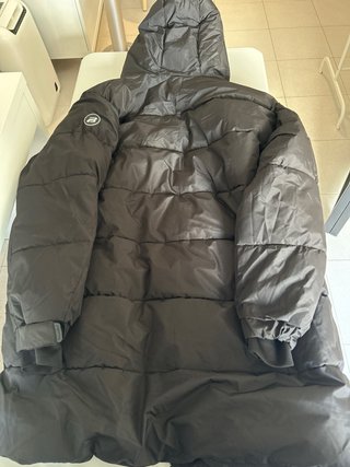 Chaqueta larga acolchada hombre negra.