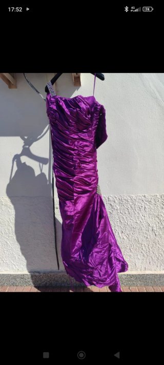 Traje de fiesta largo morado con pedrería