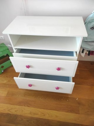Cómoda infantil Ikea HAUGA con tiradores estrella