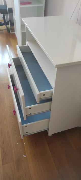 Cómoda infantil Ikea HAUGA con tiradores estrella
