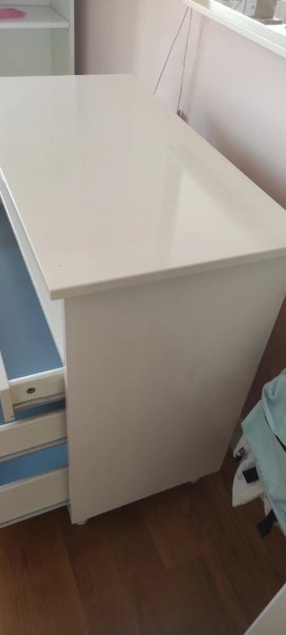 Cómoda infantil Ikea HAUGA con tiradores estrella