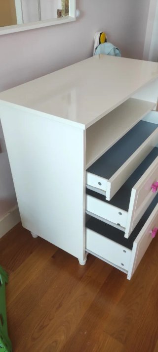 Cómoda infantil Ikea HAUGA con tiradores estrella