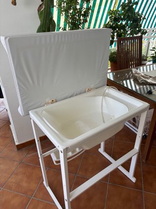 Se regala Bañera para bebé con cambiador