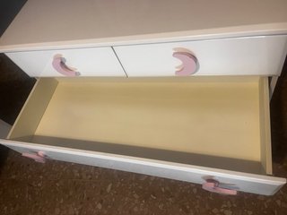 Cómoda infantil blanca con lunas rosas